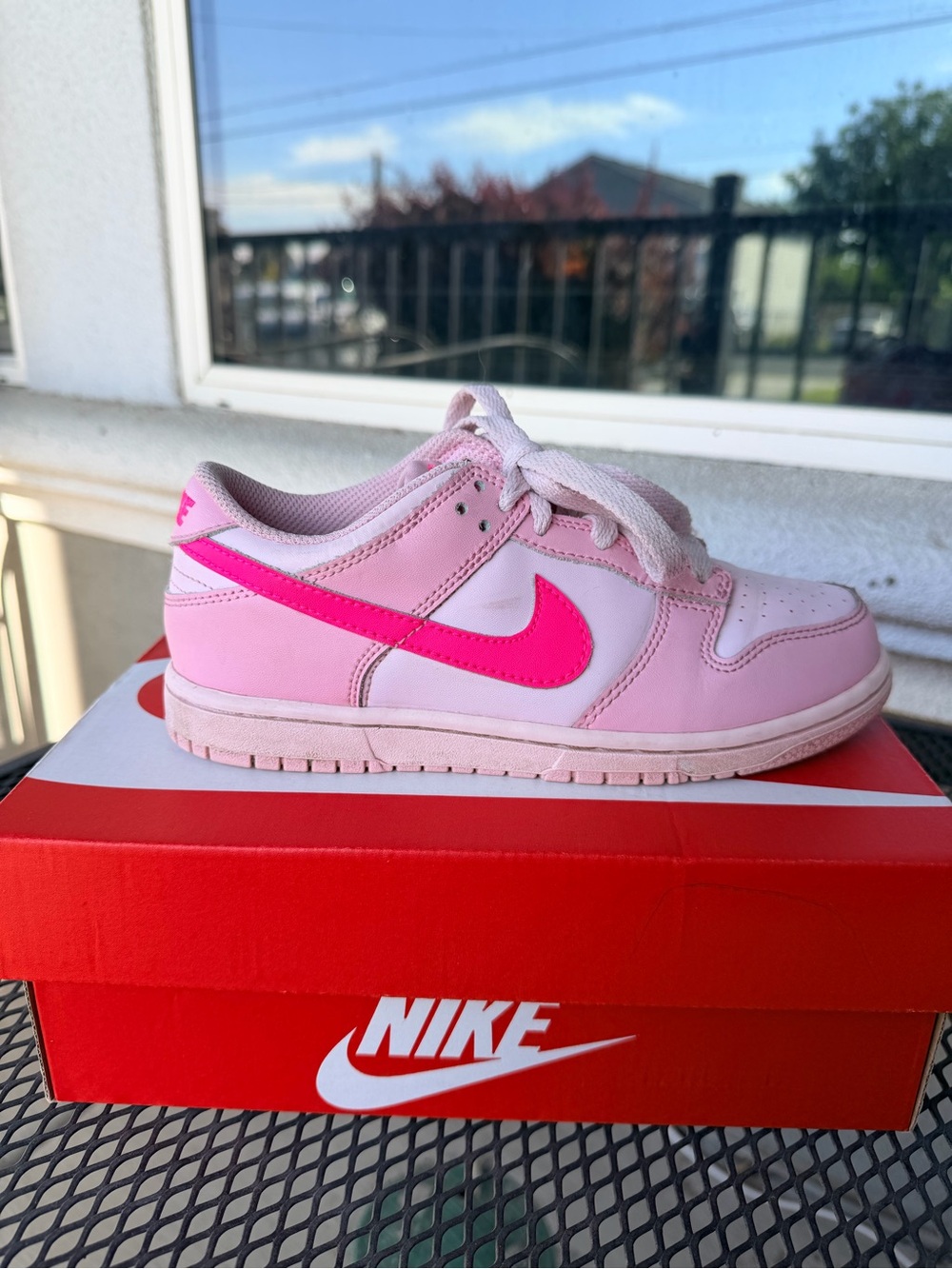 Nike Kids Low-Top Sneaker in Light Pink with Hot Pink Swoosh